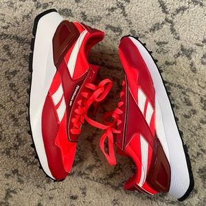 Bright neon red Reebok AZ size 8, EUC